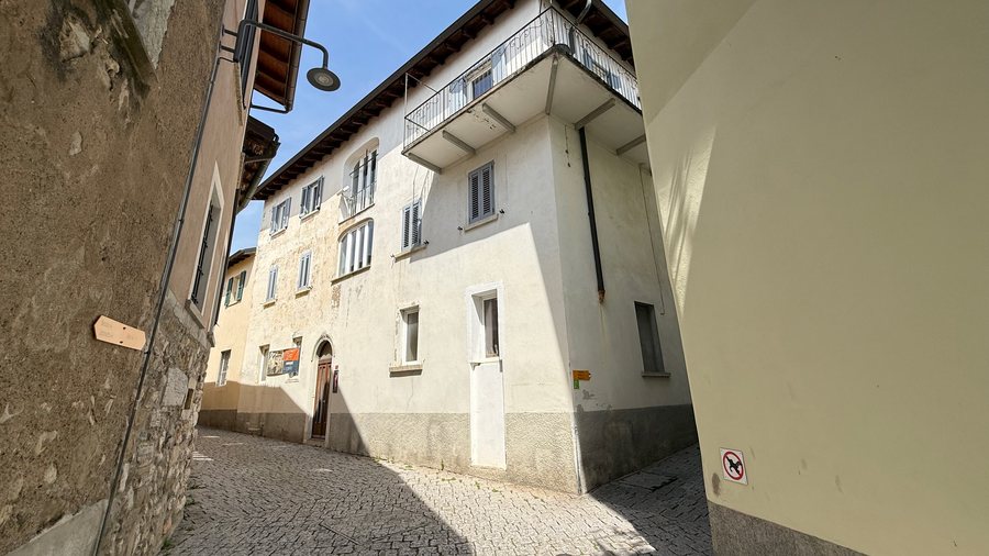 Facciata della casa affacciata sulla viuzza acciottolata del nucleo di Besazio