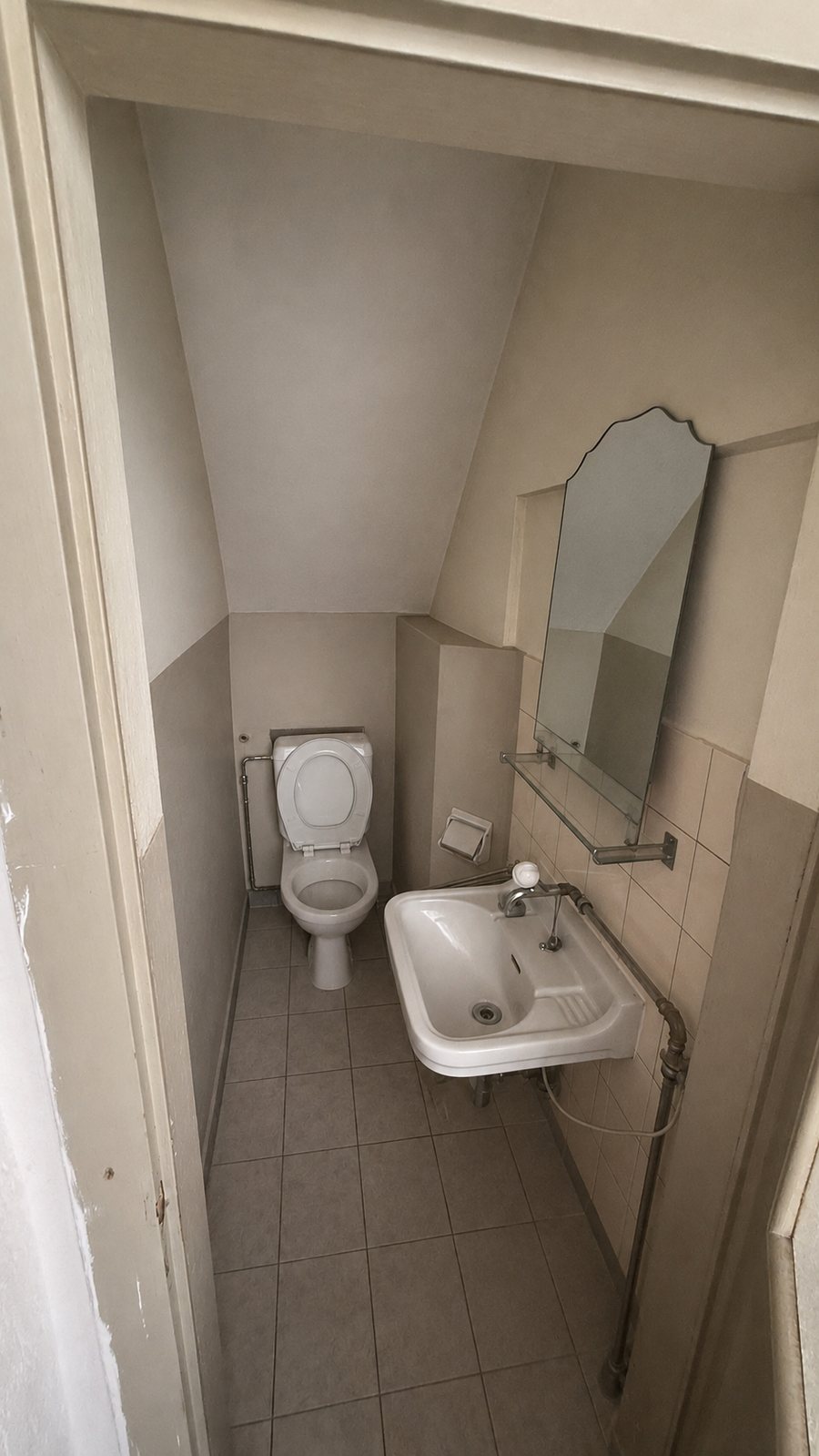 Bagno di servizio del piano terra con lavabo e WC