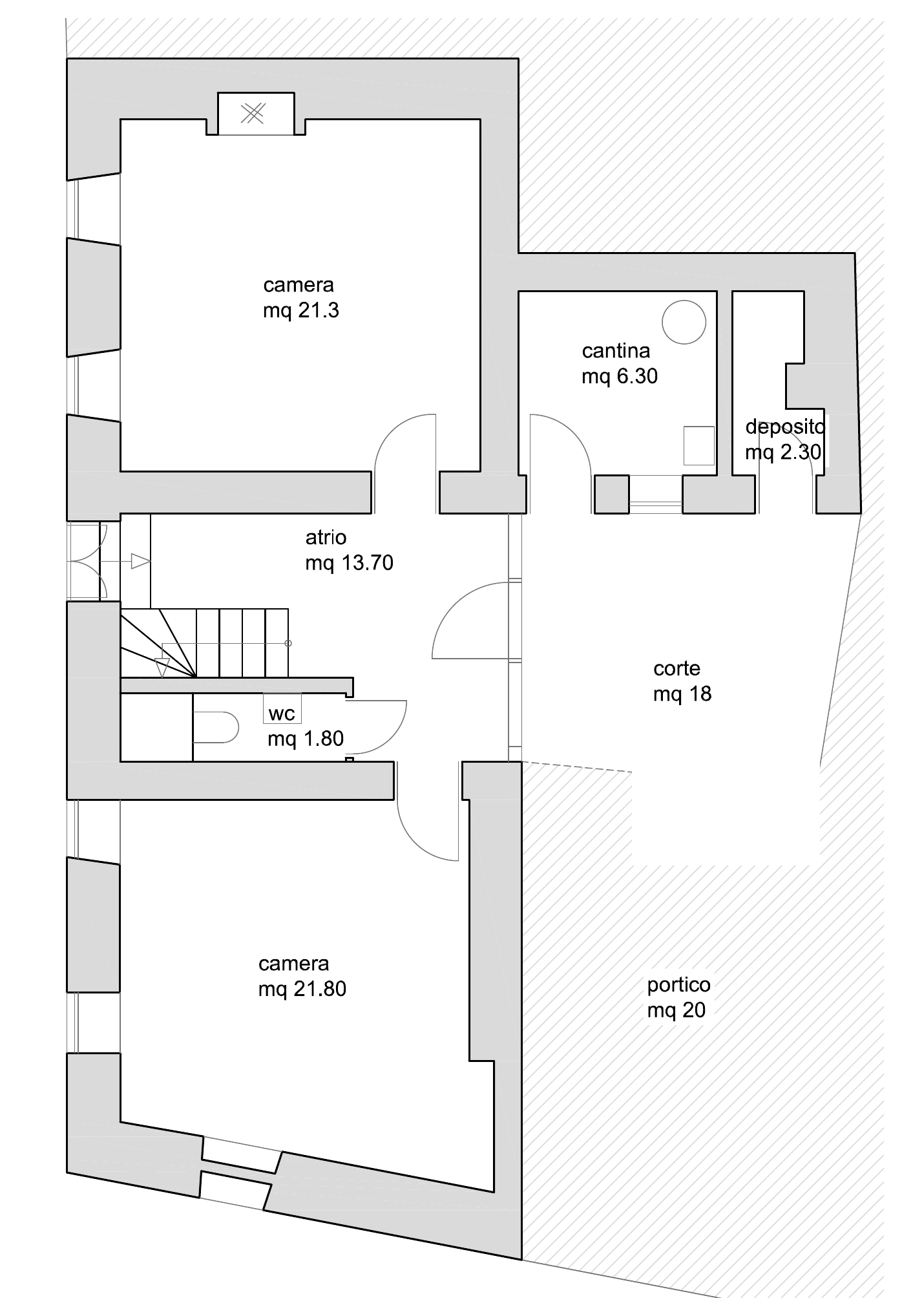 Planimetria del piano terra con locali, ingresso, scala, corte e portico